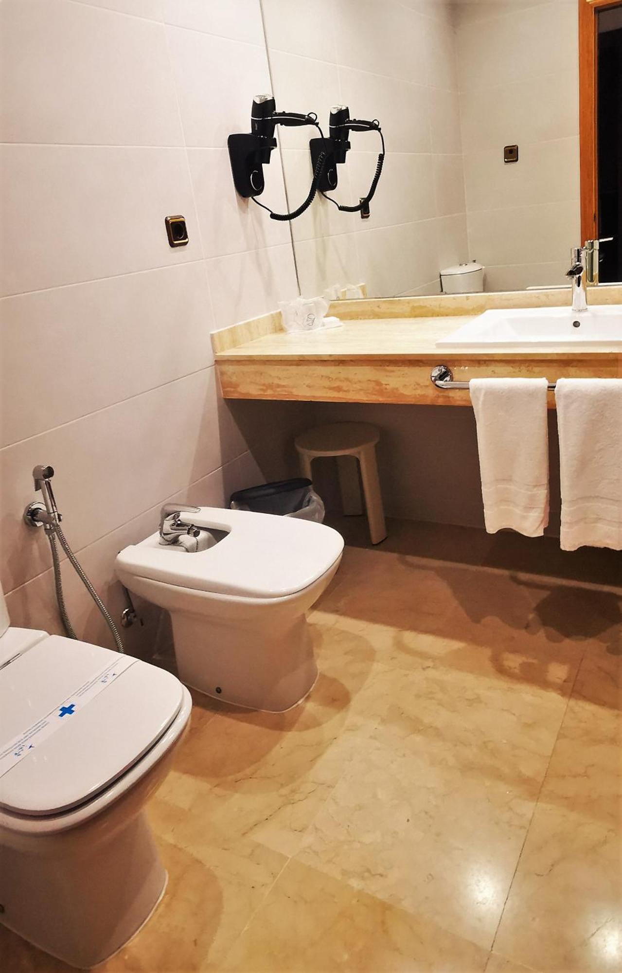 Doppel-/Zweibettzimmer mit seitlichem Meerblick